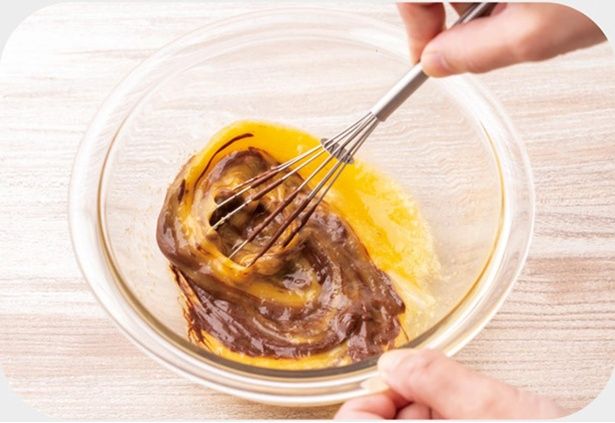 ボウルにAを混ぜたら、1の溶かしたチョコレートを少しずつ加え混ぜる （C）ぼく／KADOKAWA