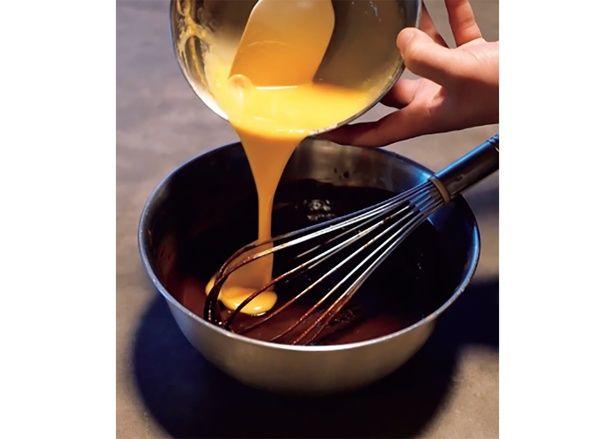 溶き卵は少しずつ混ぜて乳化させる (C)mokka／KADOKAWA