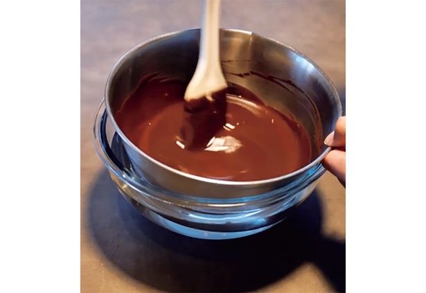 刻んだチョコとバターを湯煎で溶かす (C)mokka／KADOKAWA