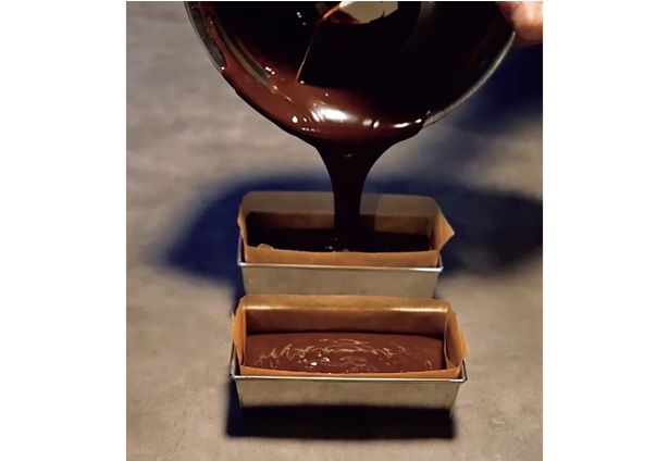 型に流し入れ、軽く底を叩いて空気を抜く (C)mokka／KADOKAWA