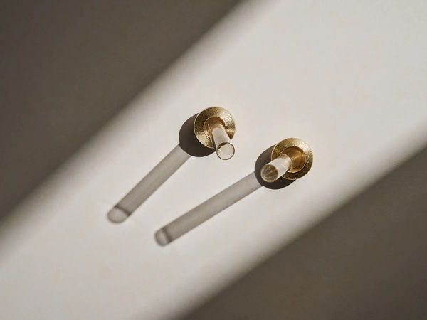 置き方次第で違った印象を生み出す小ぶりな花瓶「a/sym」、ナガエプリュスが発売！