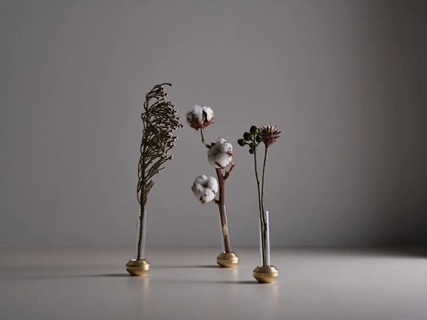 置き方次第で違った印象を生み出す小ぶりな花瓶「a/sym」、ナガエプリュスが発売！