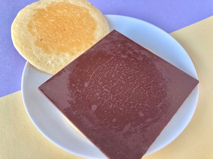 チョコも生地もとっても甘々！【ローソン】背徳感がヤバい板チョコをサンドしたパンケーキ