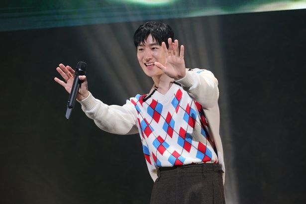 いろいろな場所に向かって手をふったり目線を動かしたり。全ての席が神席状態 ©THE STAR PARTNER