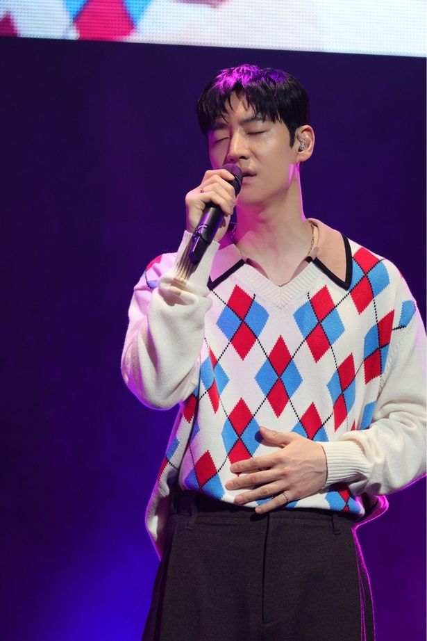 歌もとても上手なジェフンさん。心のこもった歌声にファンは大喜び ©THE STAR PARTNER