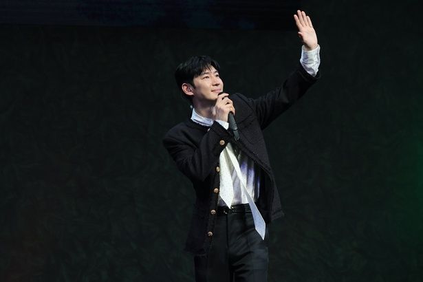 ファンサしまくりのジェフンさん ©THE STAR PARTNER