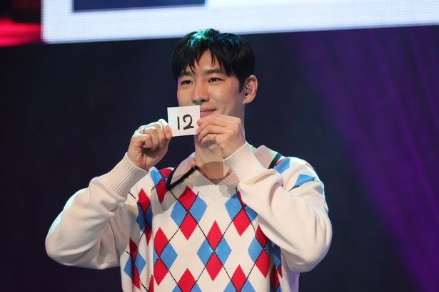 ステージで抽選を実施 ©THE STAR PARTNER