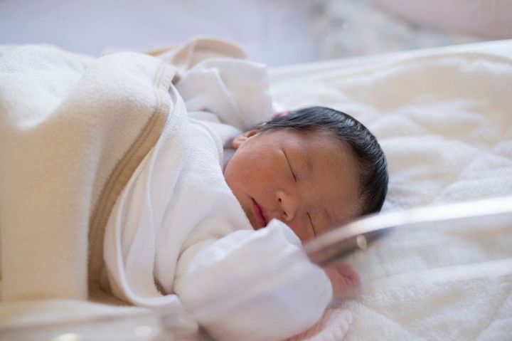 生まれたばかりの保育器にいる赤ちゃん