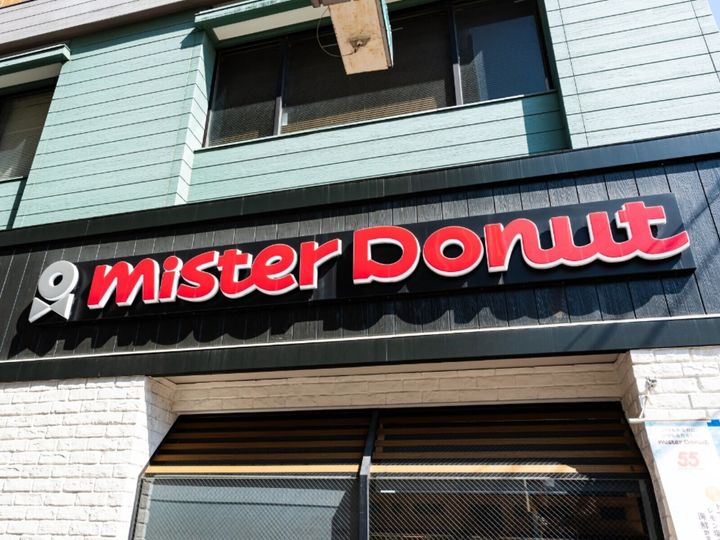 ミスタードーナツの公式Xは2月12日に投稿を更新。とある商品の復活を告知し、ファンから歓喜の声が続出しています。（サムネイル画像出典：PIXTA）