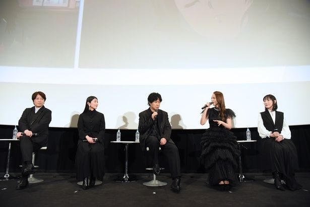 【写真を見る】集まるのは16年ぶり…と言いつつ、息の合った掛け合いを見せるSOS団の面々 撮影：ソムタム田井