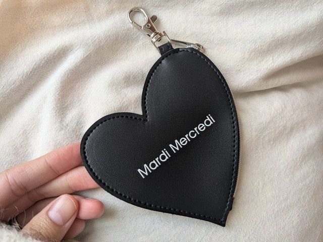 ロゴ入りハート型ポーチチャームと金具部分