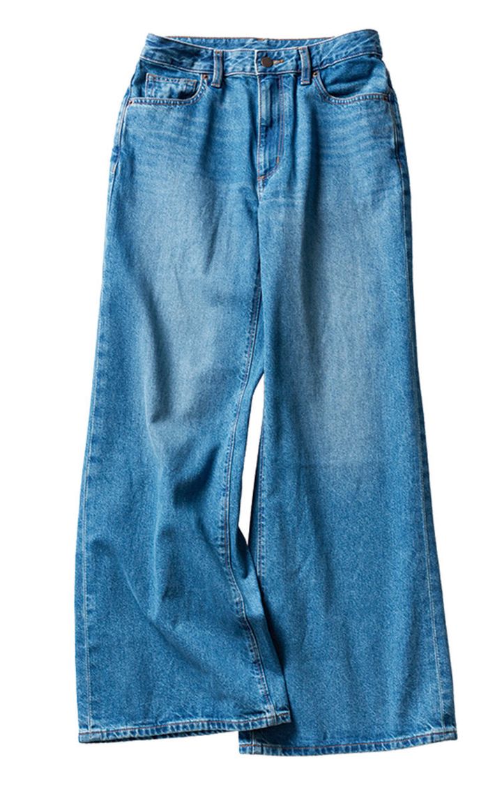 膝から裾に向かって広がるシルエットで、こなれた着こなしが満喫できるバギーフレアタイプ。ヴィンテージ風加工もクール！ デニムパンツ¥2,990／ジーユー