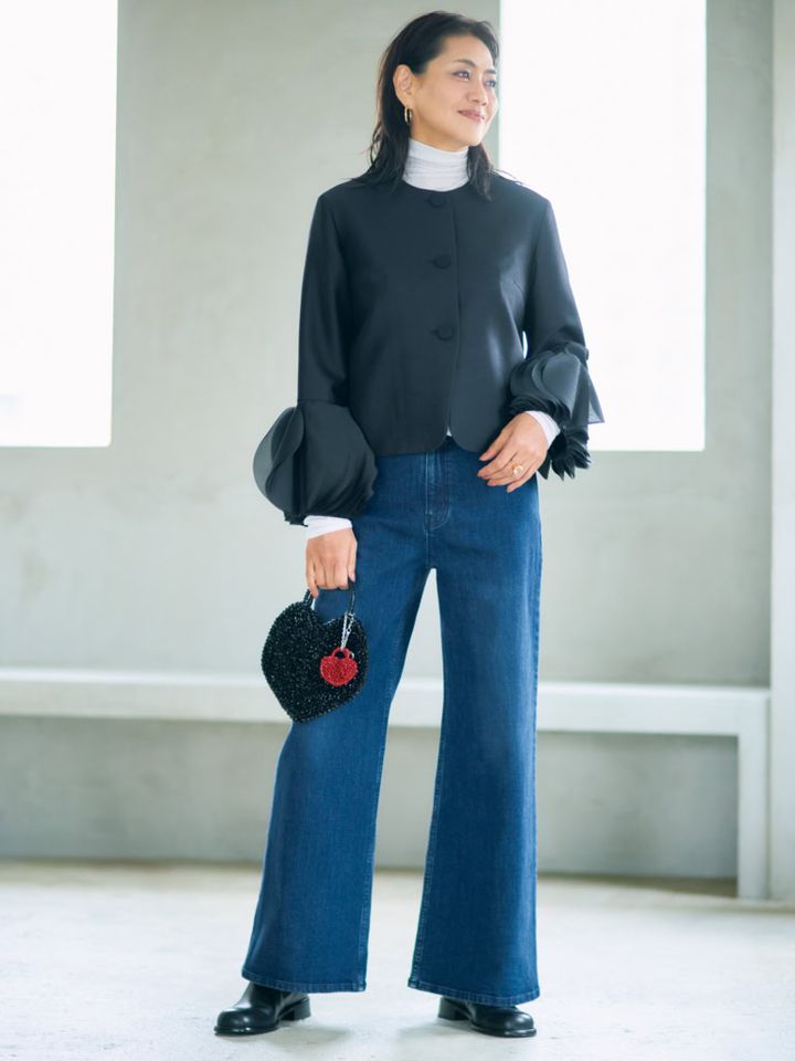 デニムパンツ¥9,990／プラステ、ジャケット¥110,000／アドーア、タートルネックカットソー¥15,400／ル フィル（ル フィルニュウマン新宿）、バッグ¥55,000、チャーム¥24,200／ともにアンテプリマ/ワイヤーバッグ（アンテプリマジャパン）、ブーツ¥159,500／セルジオ ロッシ（セルジオ ロッシ ジャパンカスタマ－サービス）、ピアス¥132,000／ウノアエレ（ウノアエレ ジャパン）、リング¥660,000／マリハ