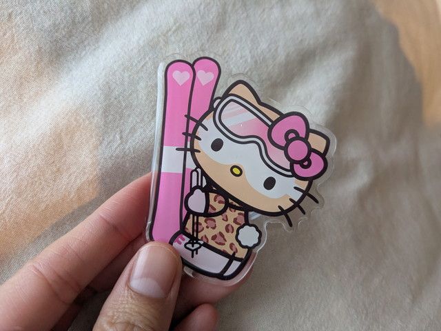 スキー板を持ったHello Kittyのスマホグリップ