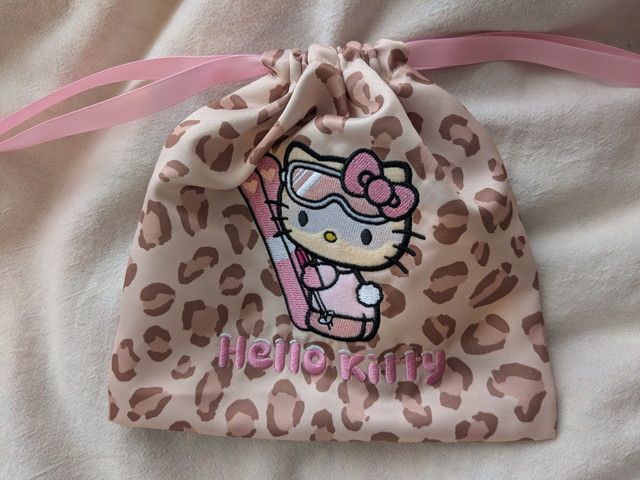 レオパード柄の巾着にスキー姿のHello Kitty刺繍