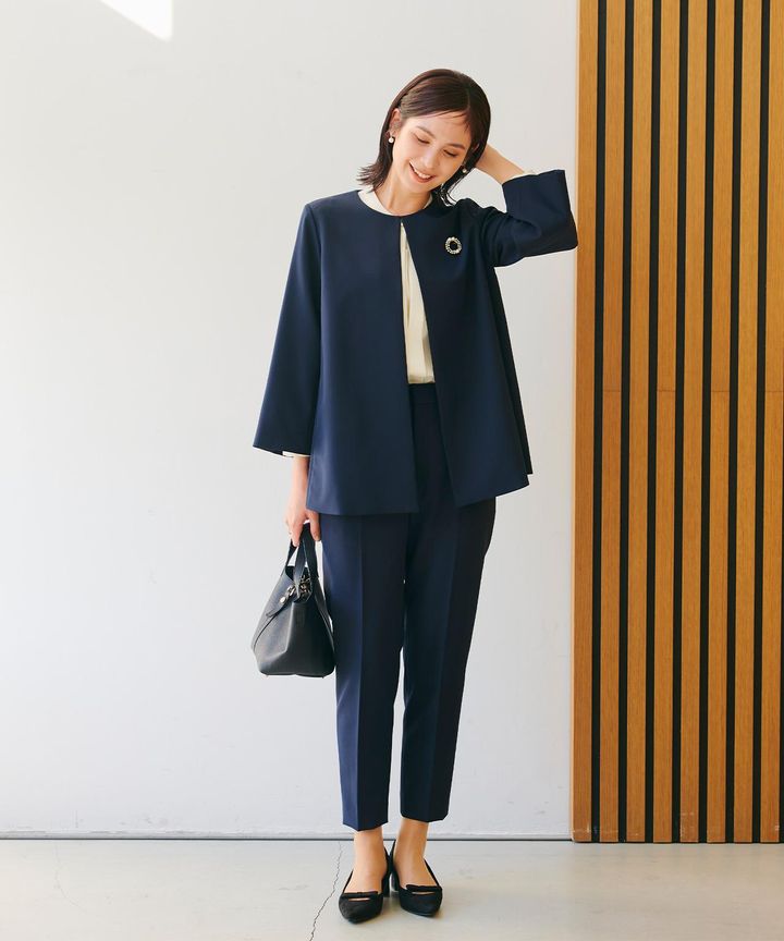 画像: 【クロス ファンクション】《洗える・シワになりにくい》2点セット 正解 Aラインフレアジャケット & テーパードパンツ¥15,400 ※単品価格《洗える・シワになりにくい》正解Aラインフレアジャケット¥9,900、《洗える・シワになりにくい》正解テーパードパンツ¥6,930、《シワになりにくい》シルキーサテン2WAYタックブラウス¥3,960 www.crossplus.jp