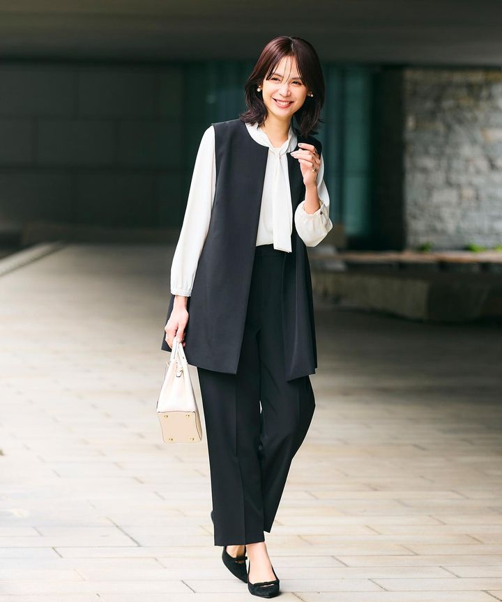 画像: 【クロス ファンクション】《洗える・シワになりにくい》2点セット 正解 ロングジレ & ワイドパンツ¥14,300 ※単品価格《洗える・シワになりにくい》正解ロングジレ¥9,900、《洗える・シワになりにくい》正解ワイドパンツ¥6,930、《シワになりにくい》シルキーサテンパールボウタイブラウス¥3,960 www.crossplus.jp