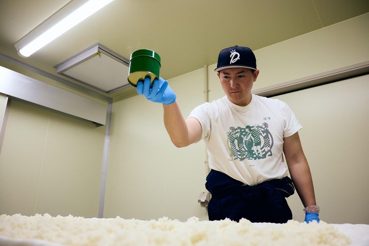 麹室での種切り