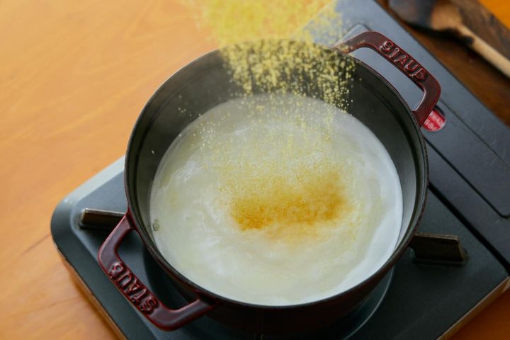 ポレンタ粉を入れる