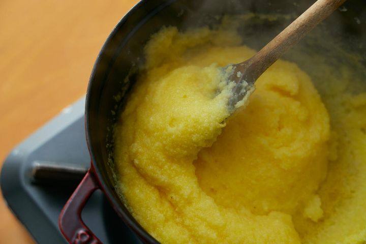 ポレンタを混ぜ続ける