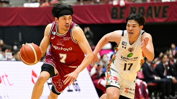 画像: 篠山竜青（川崎 #7)と崎濱秀斗（琉球 #17） ©KAWASAKI BRAVE THUNDERS