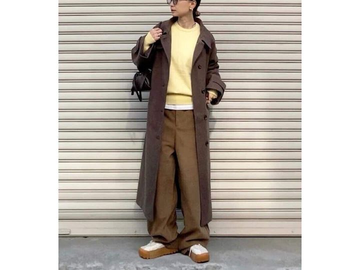 春らしい「イエロー」に、落ち着いた「ブラウン」を合わせた新鮮な配色をピックアップ。大人の女性がこなれて見えるカラーコーデをご紹介します。周りと差をつけたいときにおすすめです！ ※画像出典：WEAR