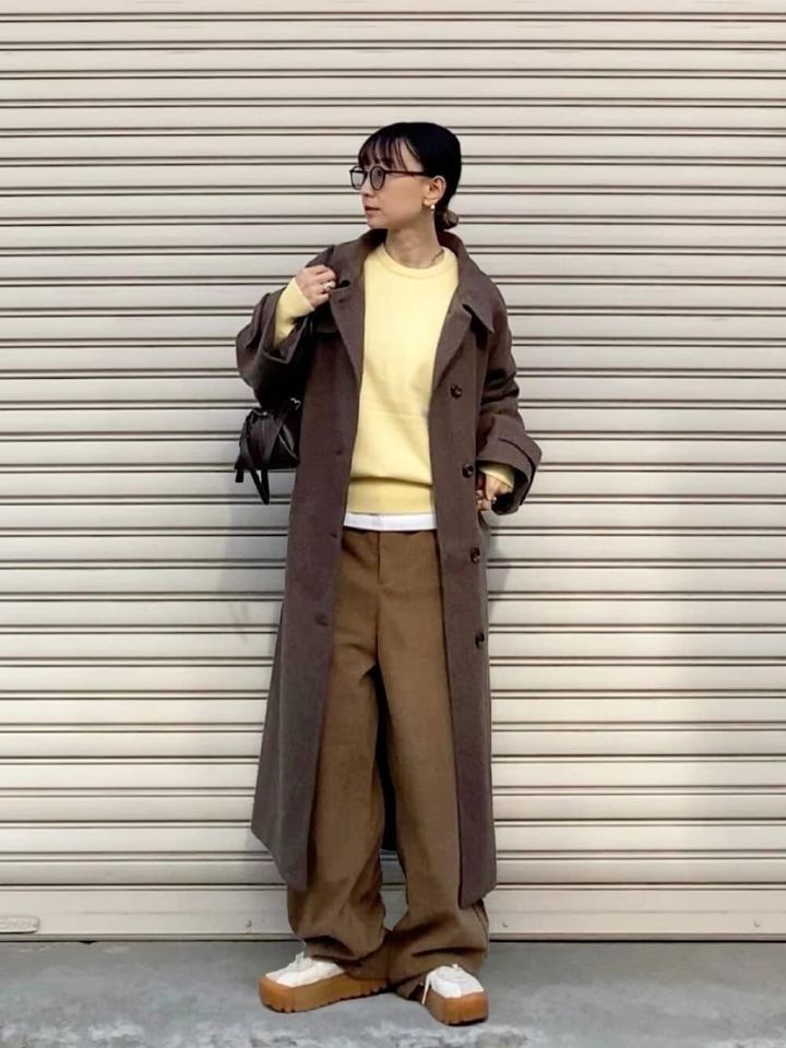 春らしいイエローにブラウンの組み合わせが新鮮 出典：WEAR