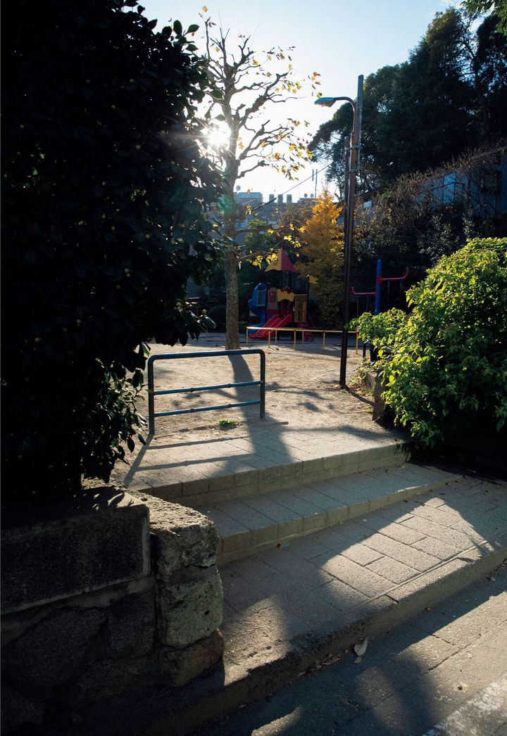 細井が主に制作を行うのは都内のスタジオ。立ち並ぶ高層ビルの間に小さな公園や緑、人々の生活が広がるこぢんまりとしたエリアだ。