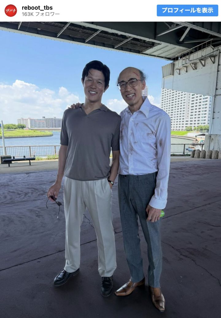 （左から）鈴木亮平、酒向芳 ※ドラマ『リブート』インスタグラム width=