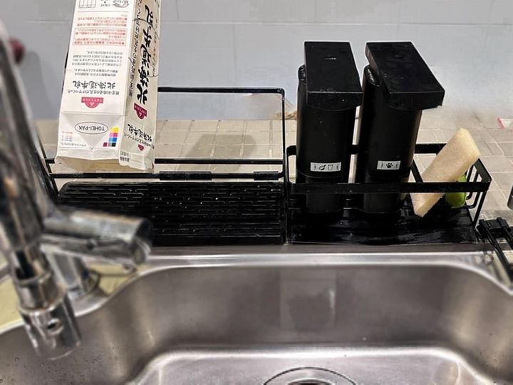 「水切りラック ボトルスタンド」税込3850円、「水が流れるスポンジ＆ボトルホルダー」税込2420円