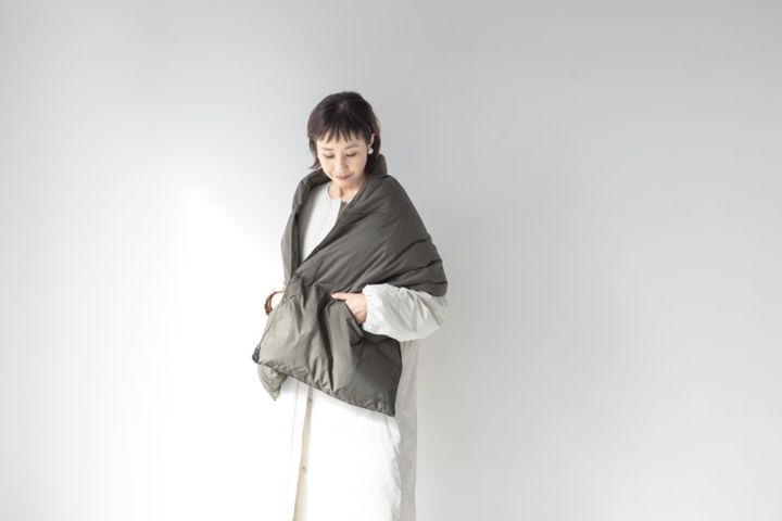 マフラー¥14,300、コート¥44,000 ／ともにナンガ、イヤリング¥8,100／アビステ