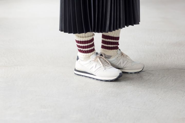 靴下¥2,530／ロトト（ロトトショールーム）、スカート¥26,400／ロペ（ジュンカスタマーセンター）、靴¥12,980／ニューバランス（ニューバランスジャパン お客様相談室）