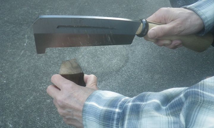 【薪割りの安全術】指を落とす前に知るべき「振り下ろさない」ナタ・斧の使い方