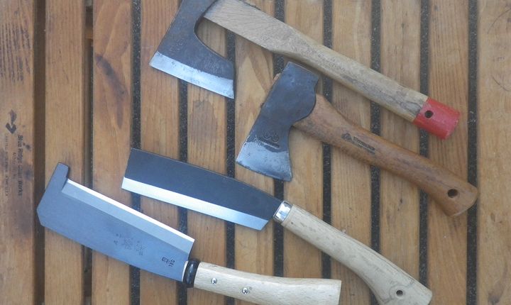 【薪割りの安全術】指を落とす前に知るべき「振り下ろさない」ナタ・斧の使い方