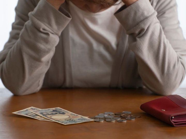 「今より暮らしが楽になるかも」42歳女性は2年前に結婚したとき、そう思ったという。だが、現実は厳しかった。夫婦とも非正規雇用で、女性は「一人でボロアパートに暮らしていた方がマシだったかもしれない」という。※サムネイル画像：PIXTA