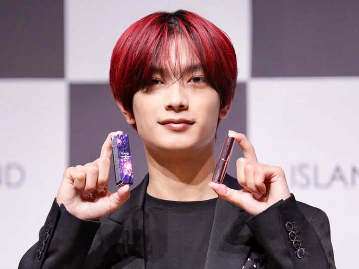 人気グループ、なにわ男子の高橋恭平さん（25）が15日、東京都内で開かれた化粧品ブランド「ISLAND（アイランド）」の新商品「Natural Diamond Essence Stick」および新CMお披露目発表会に出席しました。