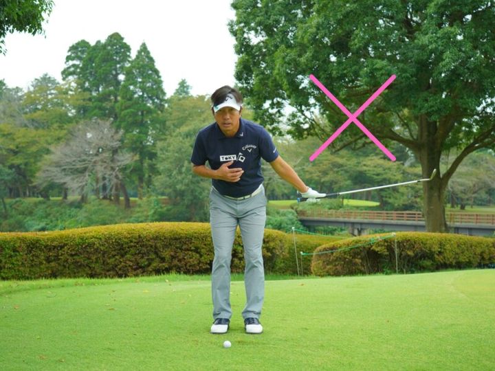 ボギーを打たないコツは？アプローチは「左手1本」で練習しよう