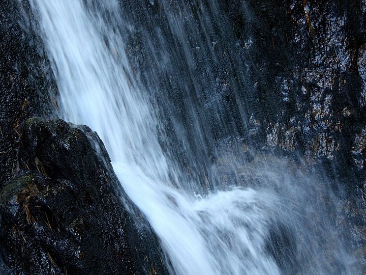 All About ニュース編集部は、全国10～60代の男女250人を対象に「滝」に関する独自のアンケート調査を実施。冬に行きたい「福島県の滝」で1位に選ばれたのは？