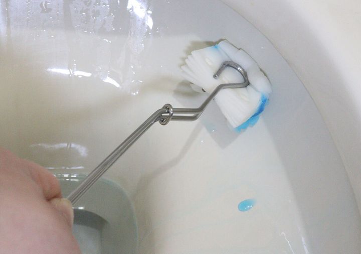 ダイソーの流せるトイレブラシ（ハンドル＋つけ替えブラシ2個）で洗浄する