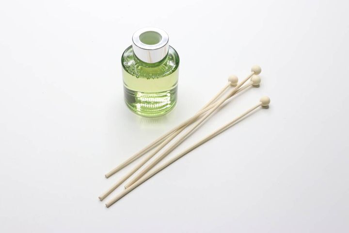 ダイソーのボールスティックディフューザー（50mL、ウッド）のビジュアル