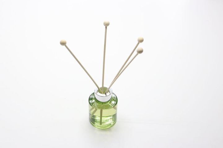 ダイソーのグリーンティー系ボールスティックディフューザー（50mL、ウッド）