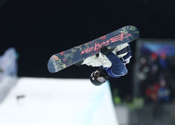 ミラノ・コルティナ冬季オリンピック（五輪）のスノーボード男子ハーフパイプ予選、平野歩夢選手の2回目（2月11日、時事通信フォト）