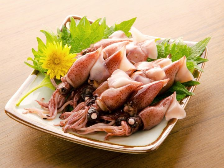 All About ニュース編集部が全国250人を対象に実施した「お土産に関するアンケート」の調査結果から、もらったらうれしい「富山県のお土産」ランキングを発表！ 2位「ほたるいか燻製」を抑えた1位は？※画像はイメージです