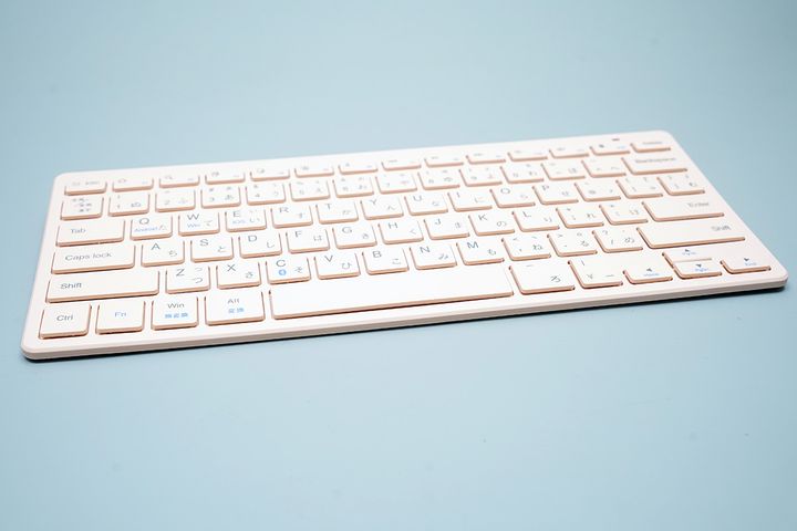 本体の厚さは約20mm。キーストロークは約2mmのため、かなり薄い作りです