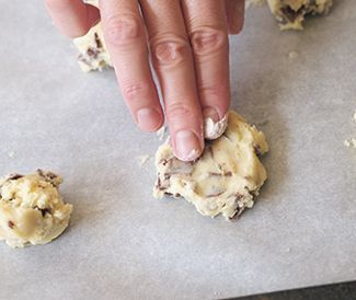 【バレンタインデー】板チョコレートで簡単に作れる！「チョコチップクッキー」のレシピの画像4