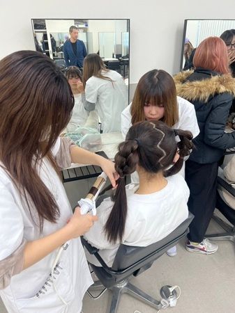 【大阪府大阪市】大阪美容専門学校×カラフルスクリームの「ヘアメイク＆ライブパフォーマンス」開催