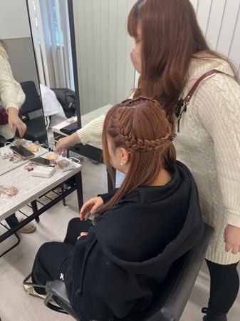 【大阪府大阪市】大阪美容専門学校×カラフルスクリームの「ヘアメイク＆ライブパフォーマンス」開催