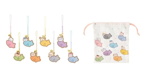 写真左から「鈴付きキーホルダー」(全8種・各880円)、「ほどよいサイズの巾着」(1320円)