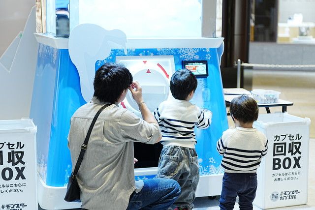 2026年 TCL 冬季オリンピック ポップアップイベント（東京） 巨大ガチャガチャ カプセル回収ボックス前で挑戦する来場者