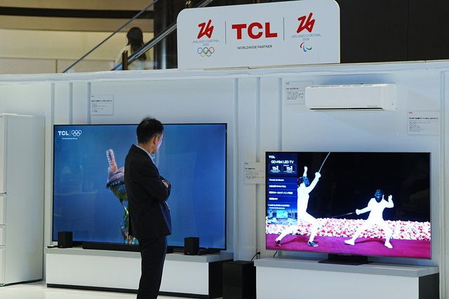 2026年 TCL 冬季オリンピック ポップアップイベント（東京） TCL家電展示エリア 大型テレビの映像展示をチェックする来場者